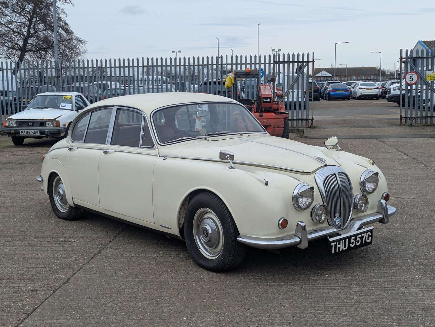 1969 DAIMLER V8 250 - Image 1