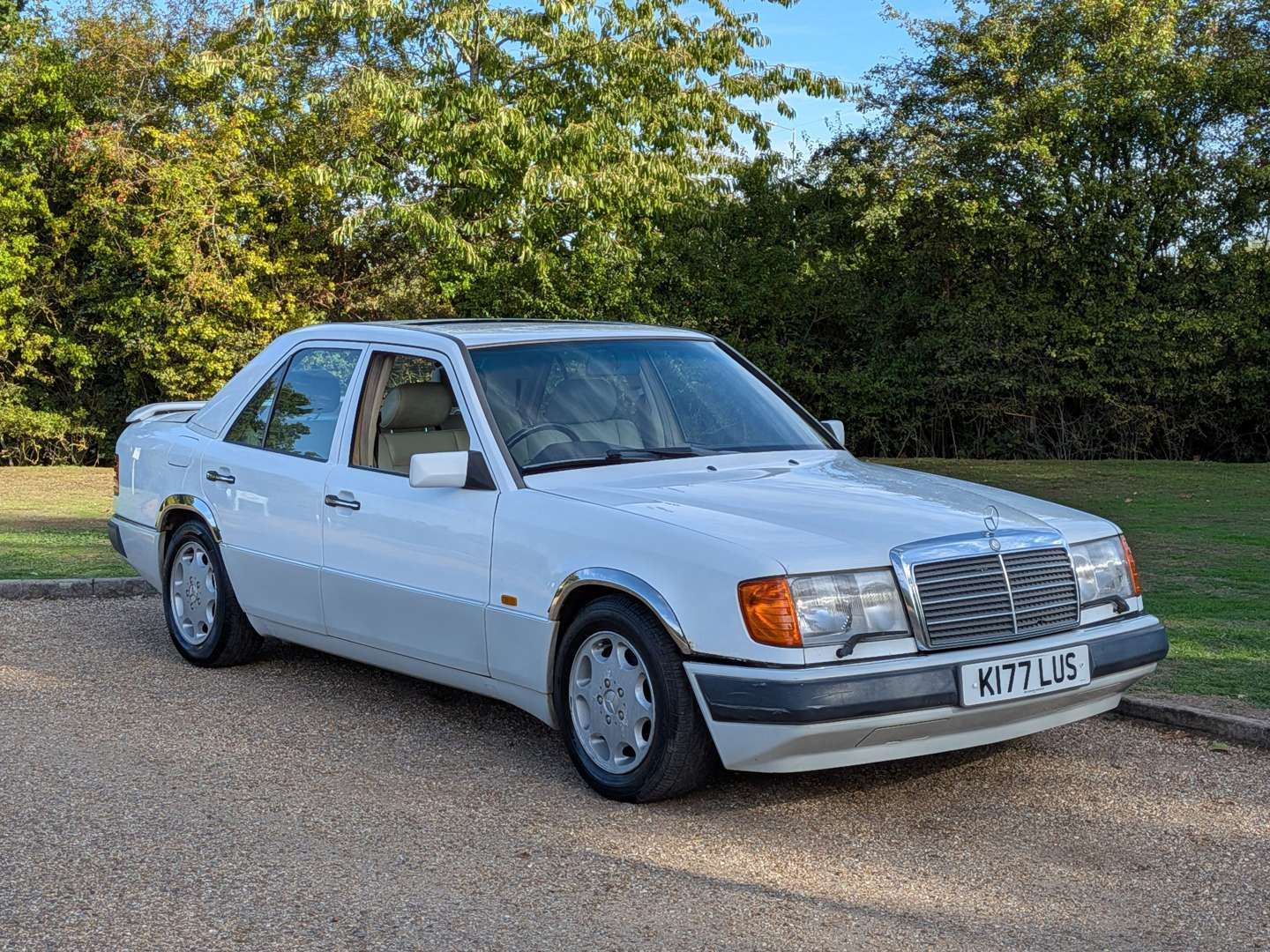 1992 MERCEDES 300E W124 AUTO - Image 1