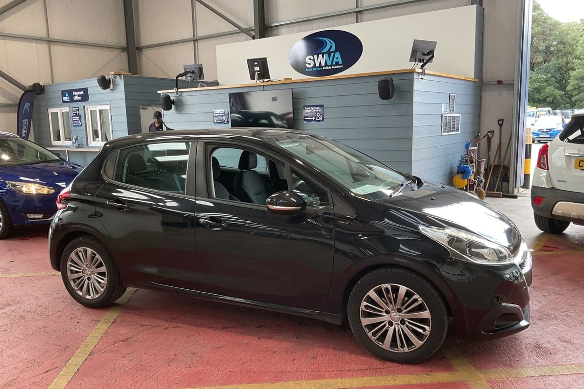 PEUGEOT 208 - Image 1