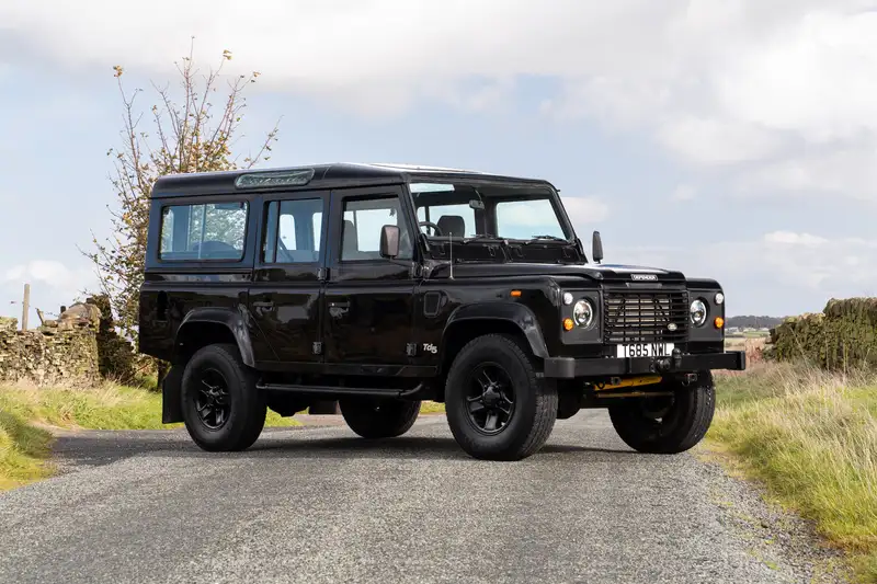 1999 Land Rover Defender 110 County TD5 - 12 Seater - Image 1