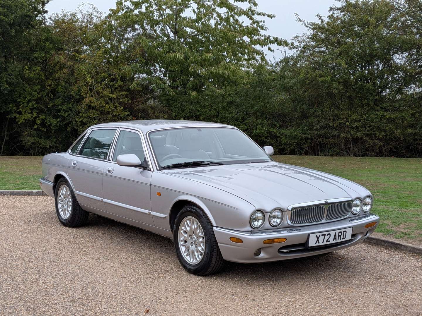 2000 JAGUAR XJ8 AUTO - Image 1